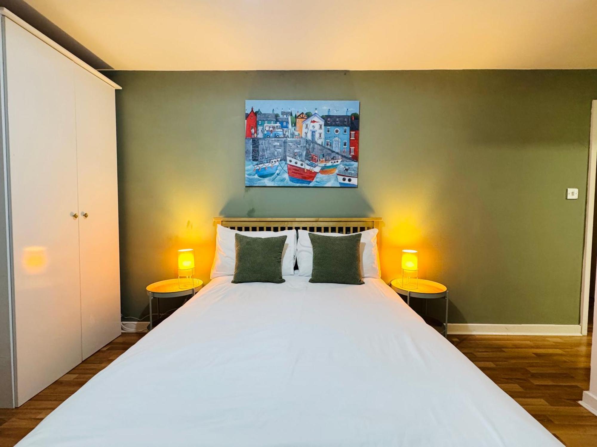 Spacious Home Near Royal Mile With Free Parking, Lift And Sunny Balcony, Edinburgh